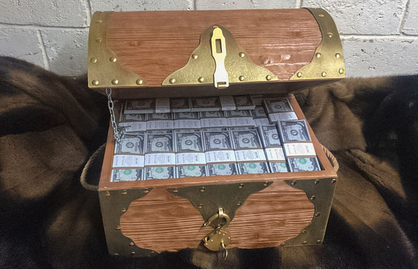 1000 American dollars Prop Money Pirate Chest