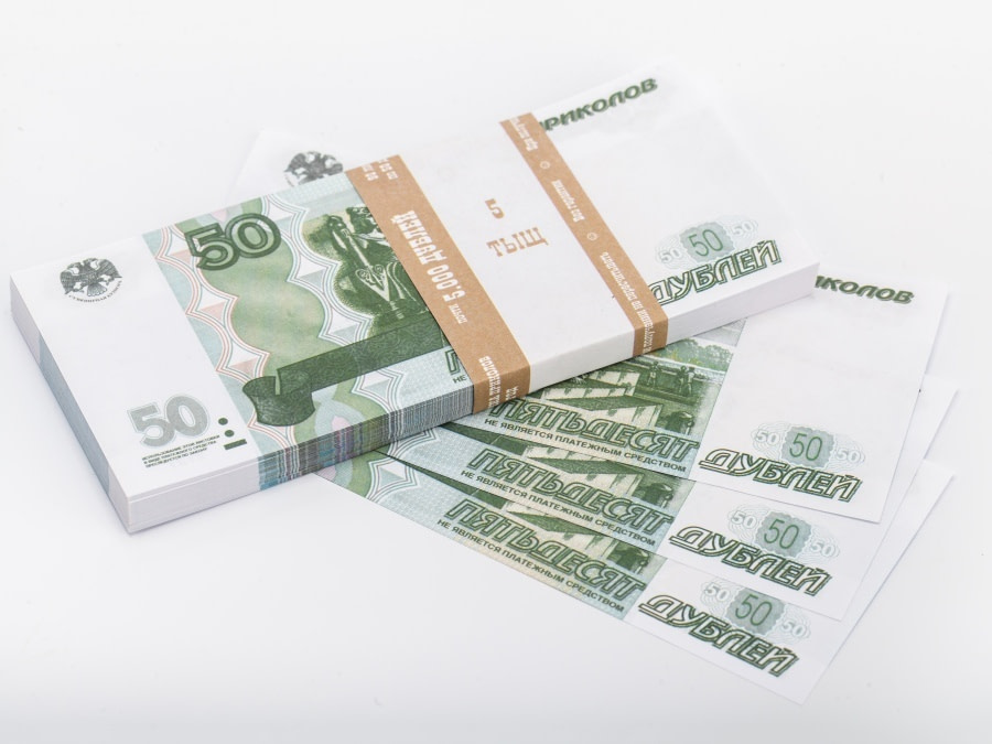 50 roubles russes pile de 100 faux billets