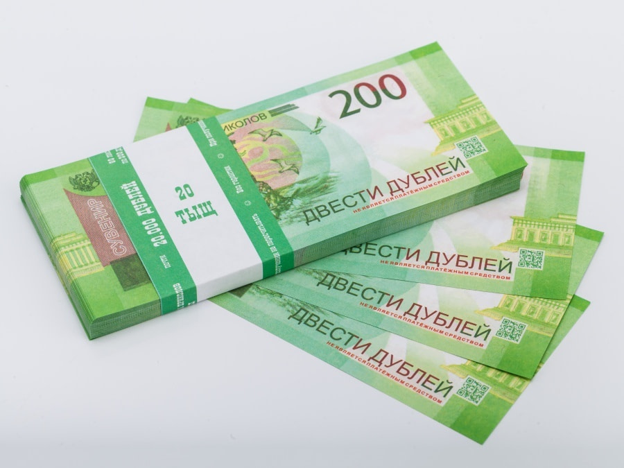 200 roubles russes pile de 100 faux billets