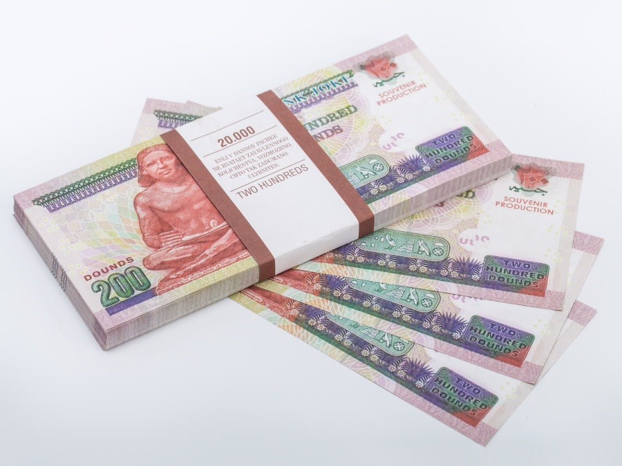 200 livres égyptiennes pile de 100 faux billets