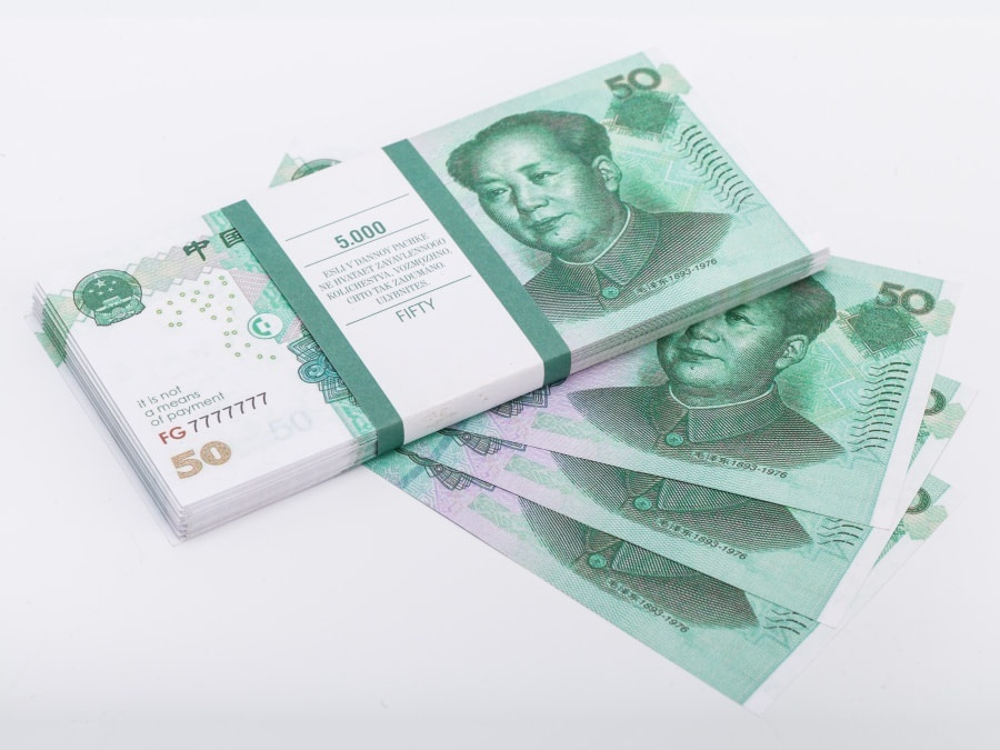 50 RMB (Yuan chinois) pile de 100 faux billets