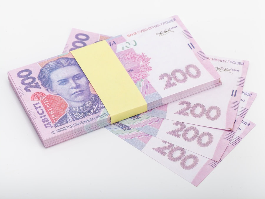 200 hryvnias ukrainiens pile de 100 faux billets