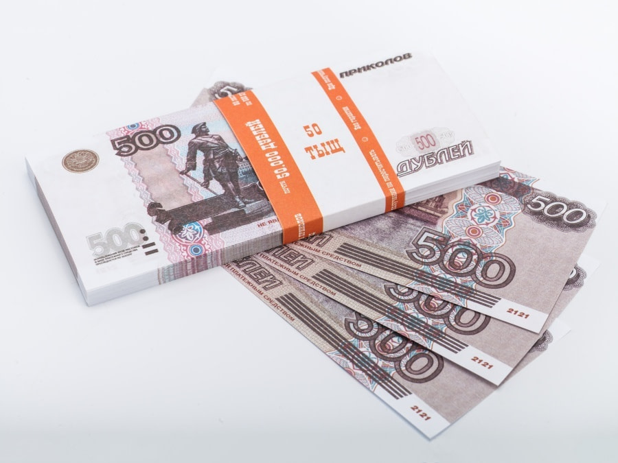 500 roubles russes pile de 100 faux billets