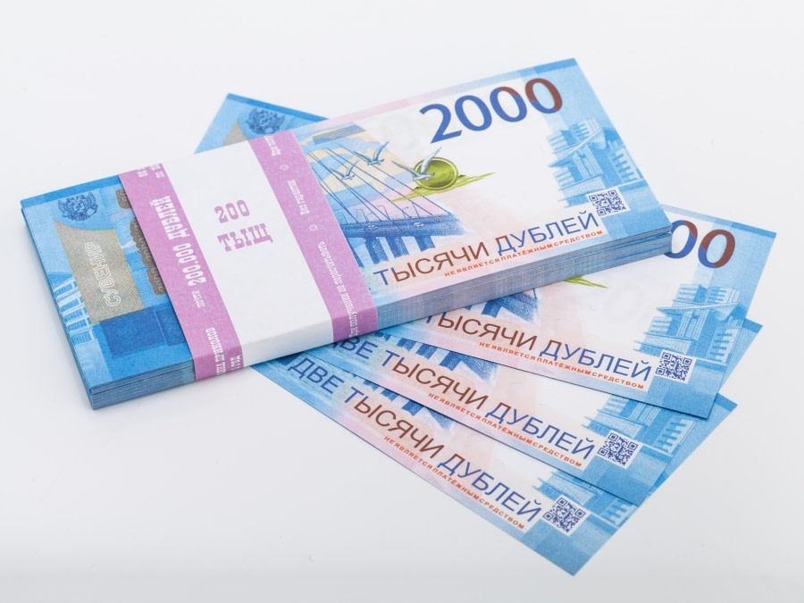 2000 roubles russes pile de 100 faux billets