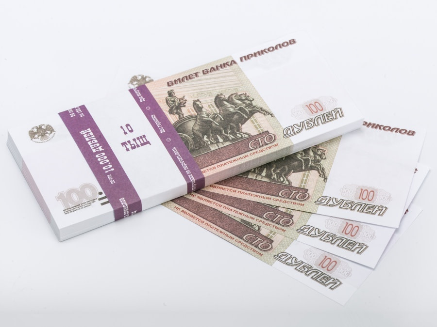 100 roubles russes pile de 100 faux billets