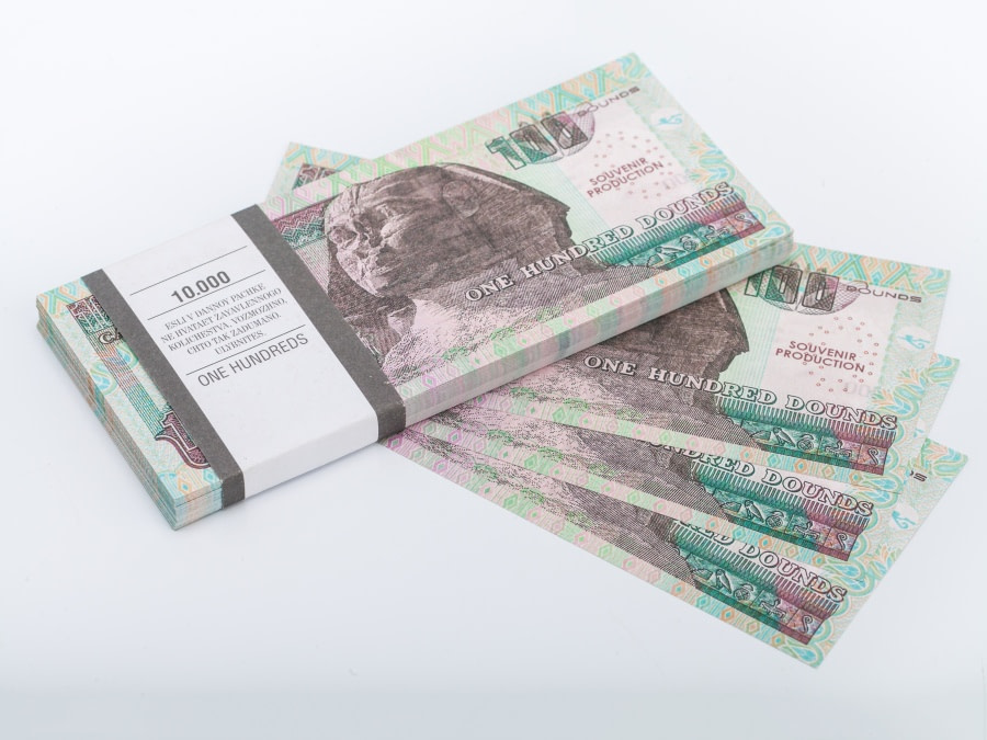 100 livres égyptiennes pile de 100 faux billets
