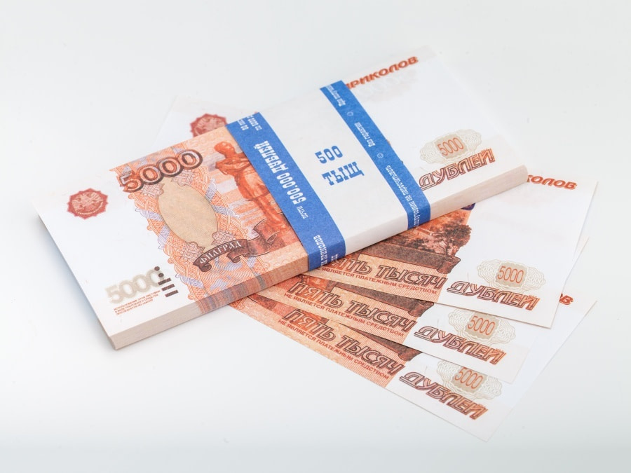 5000 roubles russes pile de 100 faux billets