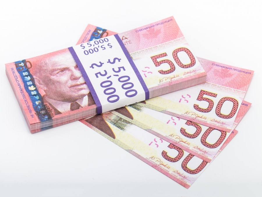 50 dollars canadiens pile de 100 faux billets